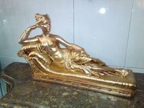 Estatueta feminina em gesso