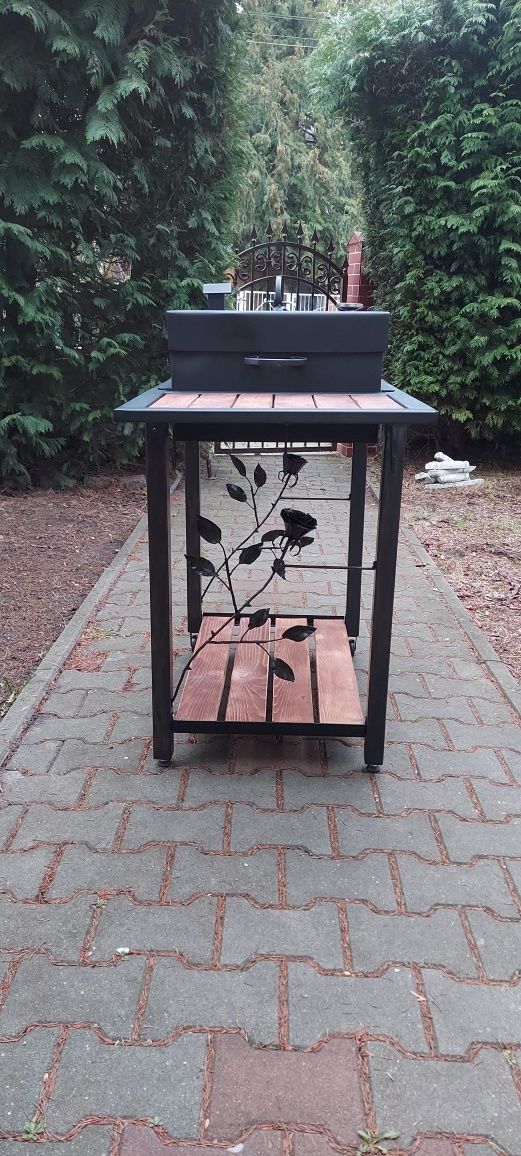 Nowy  grill  ładnie wygląda.