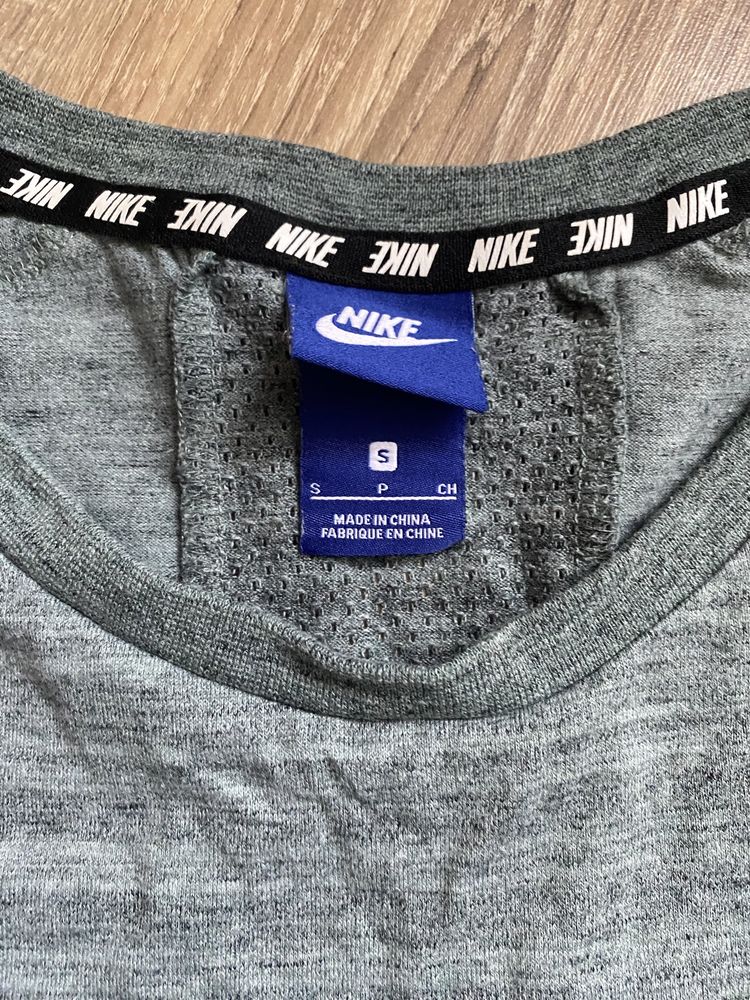 Чоловіча футболка Nike у розмірі S