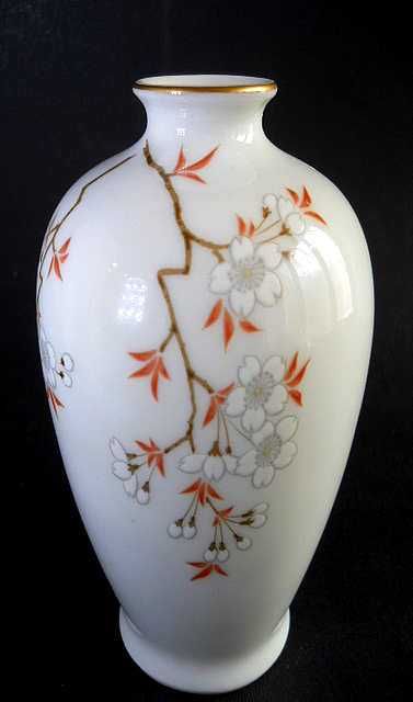 Японская фарфоровая ваза "Цветущая Сакура"