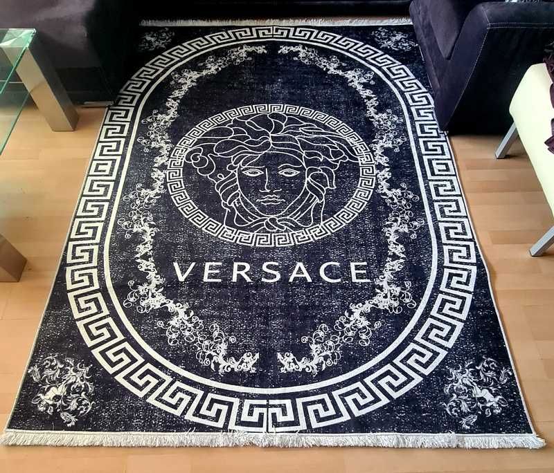 Dywan do salonu duży monogram Versace