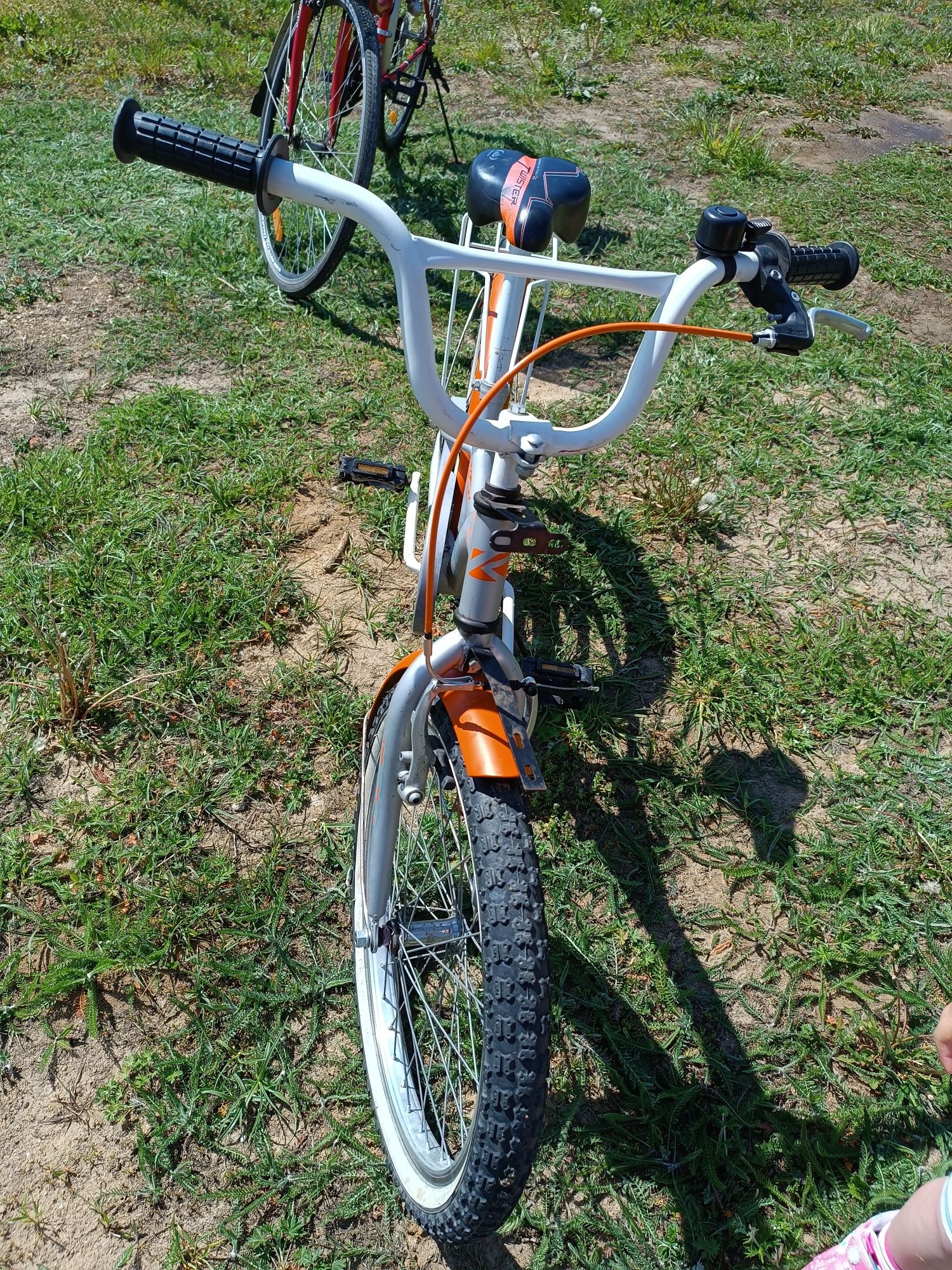Rower srebrno-pomaranczowy