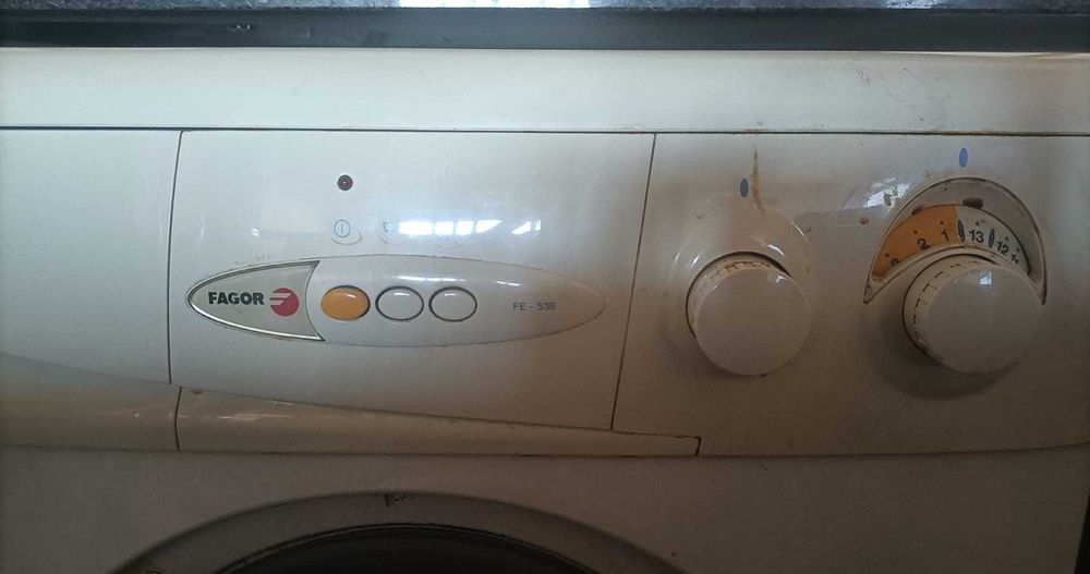 Máquina de Lavar roupa, marca Fagor, usada mas a funcionar