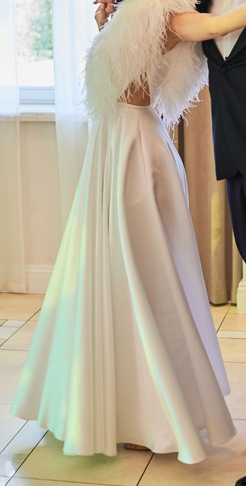 Minimalistyczna suknia ślubna z piórami