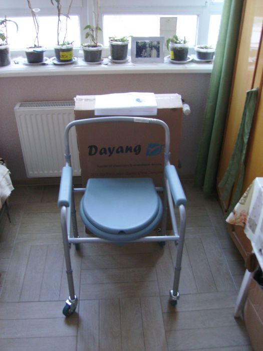 Стул-туалет для людей с ограниченными возможностями