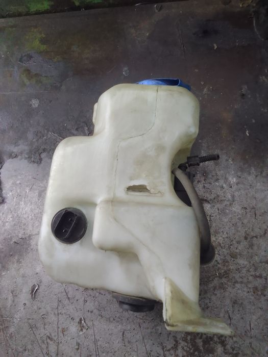 Zbiorniczek płynu spryskiwaczy pompka silniczek Audi A3 8L rok 1997