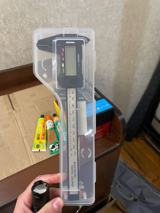 Електронний штангенциркуль 150 мм з карбону