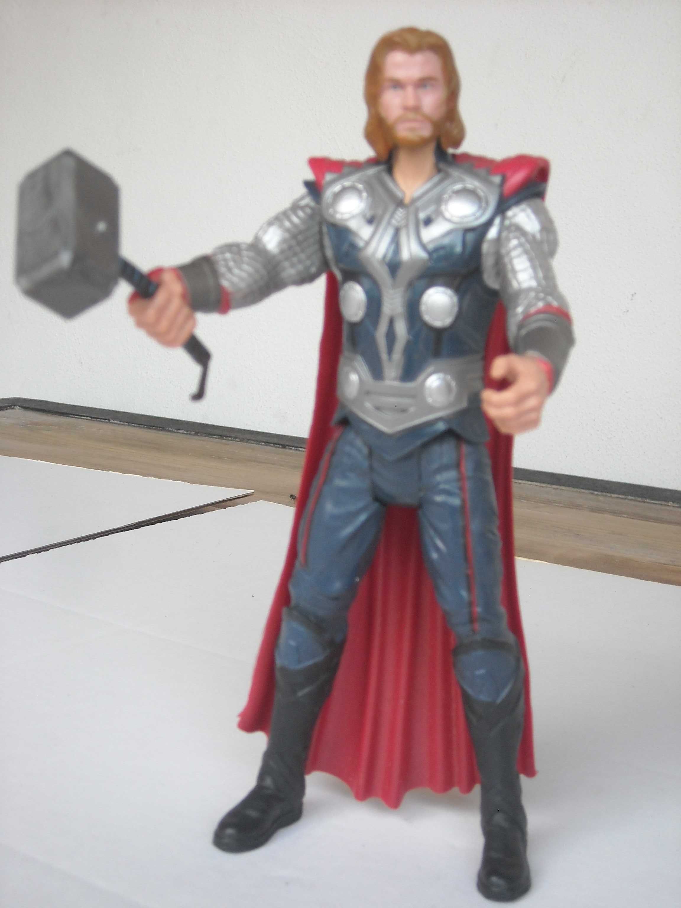 Boneco Figura Thor articulado com martelo Marvel 2011