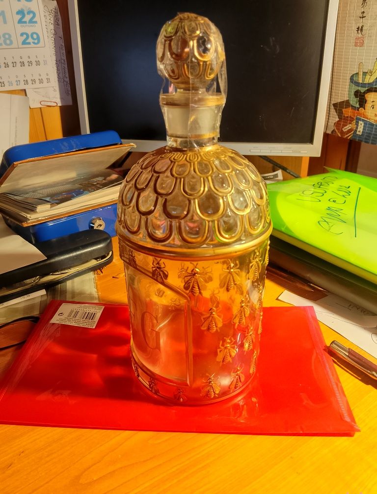 Garrafa perfumaria francesa decorada a ouro FG vazia
