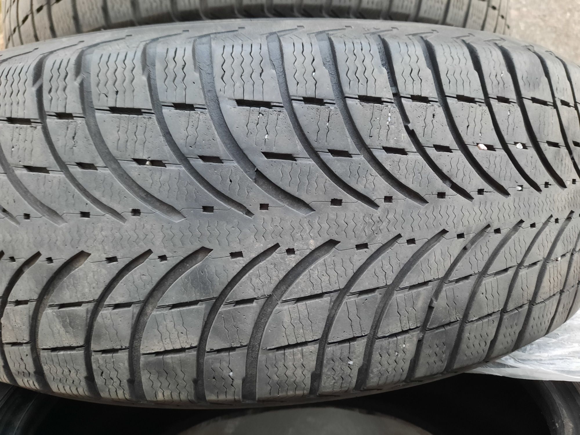 Шини зимові michelin 215x70 R16