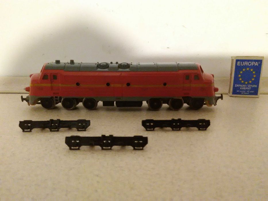 stara zabawka PRL lokomotywa spalinowa BR Gutzold Piko kolejka HO DDR