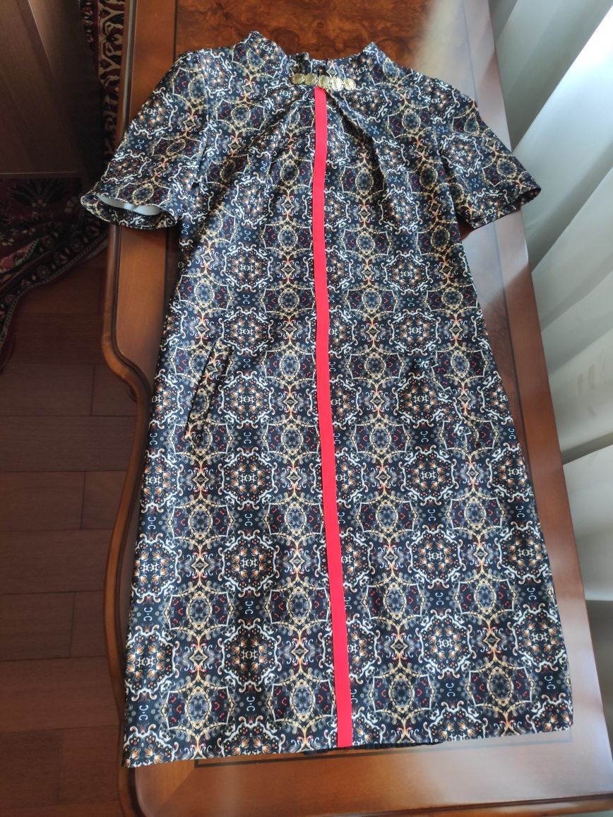 Нарядное платье с красной полоской и пуговицами на спине