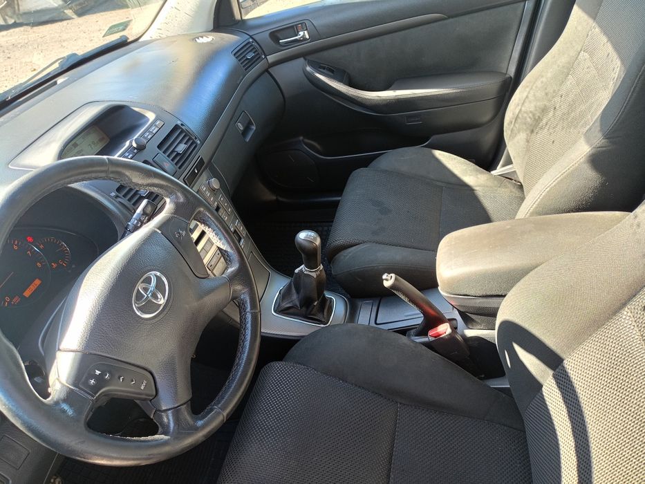 Sprzedam Toyotę Avensis t25