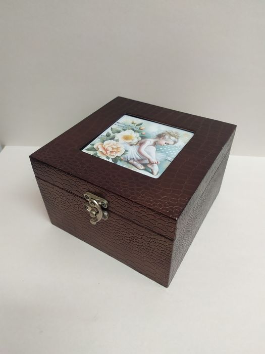 Caixa/guarda joias com possibilidade de mudar imagem ou foto. Nova