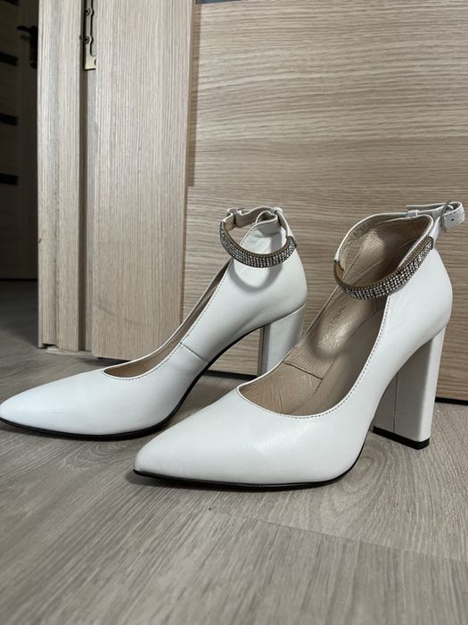 Жіночі святкові  білі туфлі( весільні)