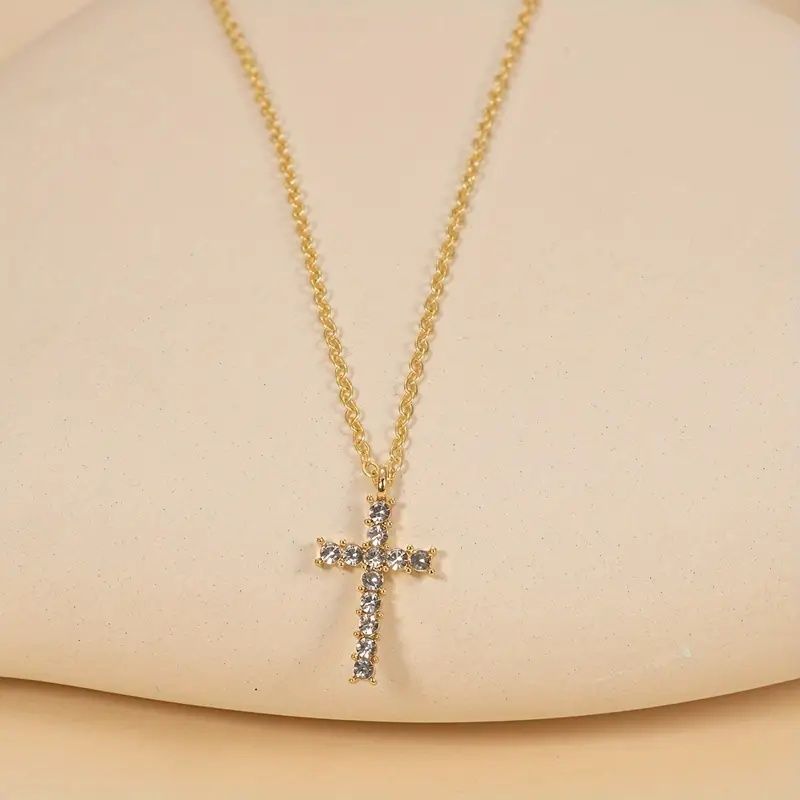 Colar CRUZ COM STRASS
Aço inoxidável dourado 
Simples e Bonito 
NOVO