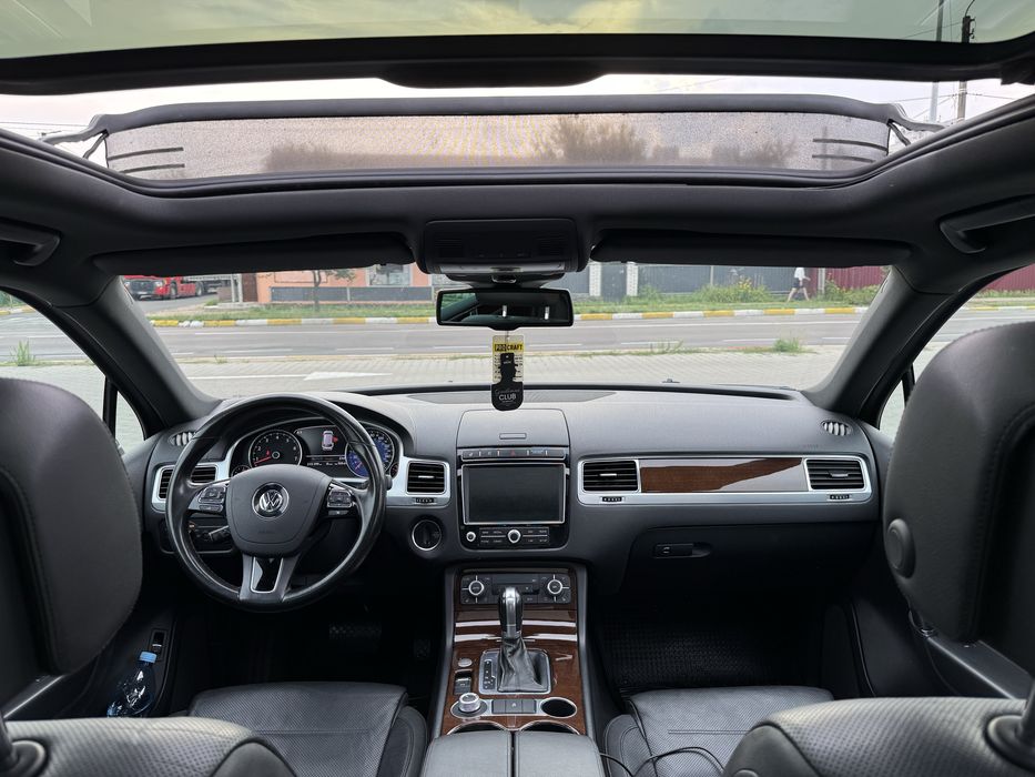 Свіжопригнаний Volkswagen touareg Fl з  історією обсл на оф сервісі.