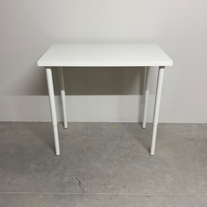 Mesa branca com pés reguláveis em altura