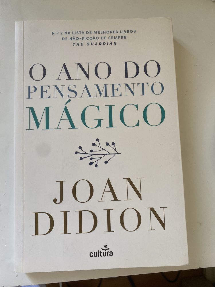 Livros variados em português