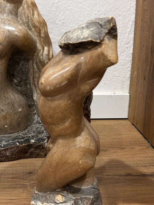 Duas estátuas em mármore 
Mulher grávida e busto de homem