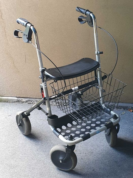 Chodzik dla seniora z siedziskiem i koszykiem na zakupy