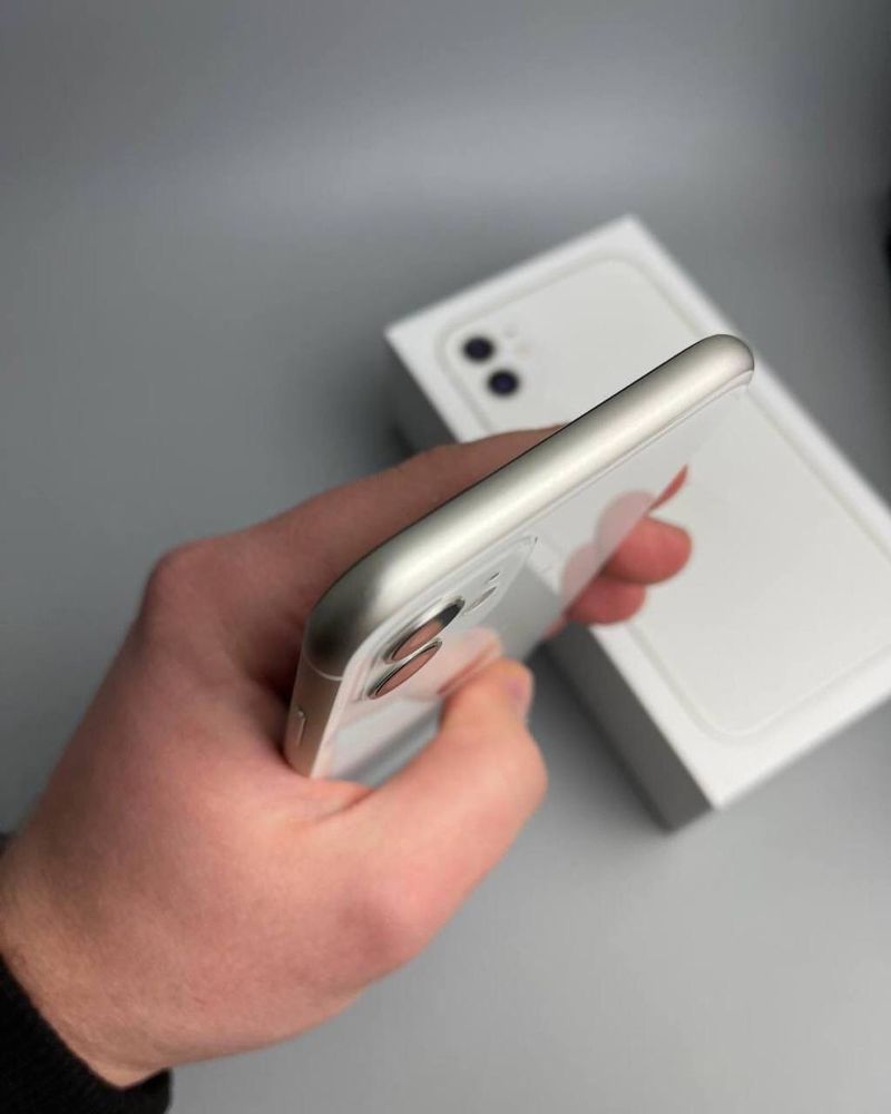 iPhone 11 (в білому кольорі)