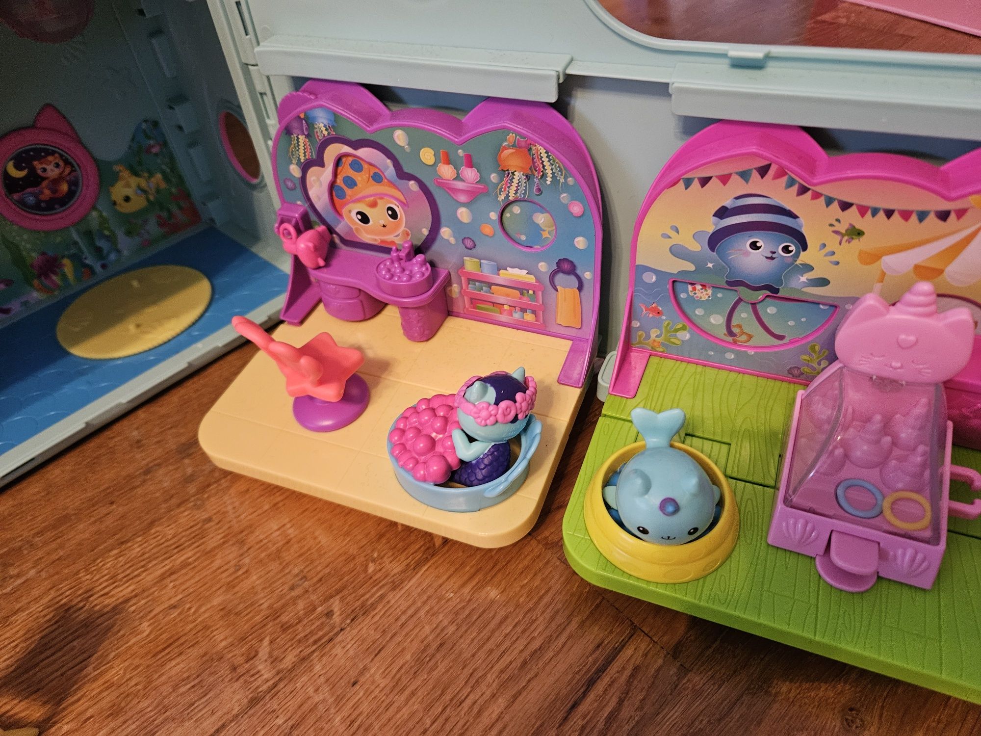 Barco da Gabby's Dollhouse com duas janelas extra