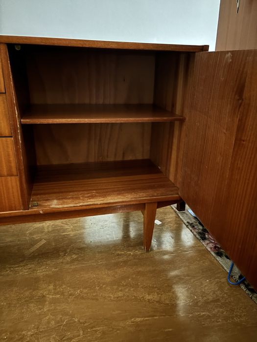 Kredens stołowy PRL Violetta – mahoń, wysoki połysk, lata 70.