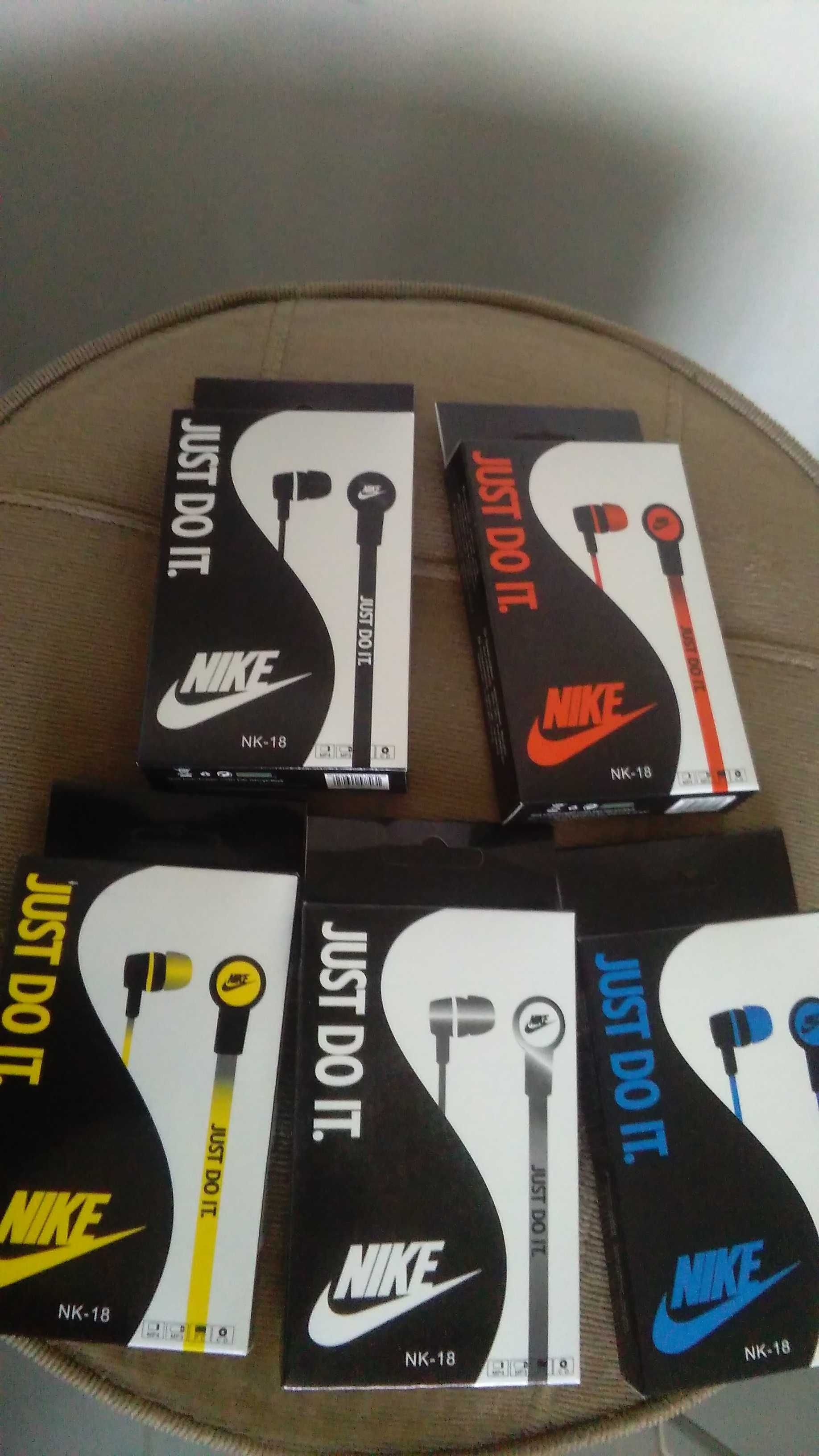 Phones em caixa da marca Nike