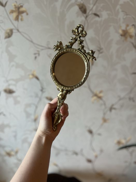 Lusterko ręczne w mosiężnej ramie