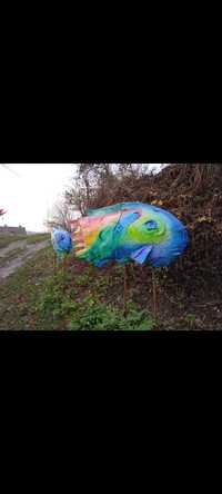 Скульптуры рыб инсталяция роспись стен домов заборов