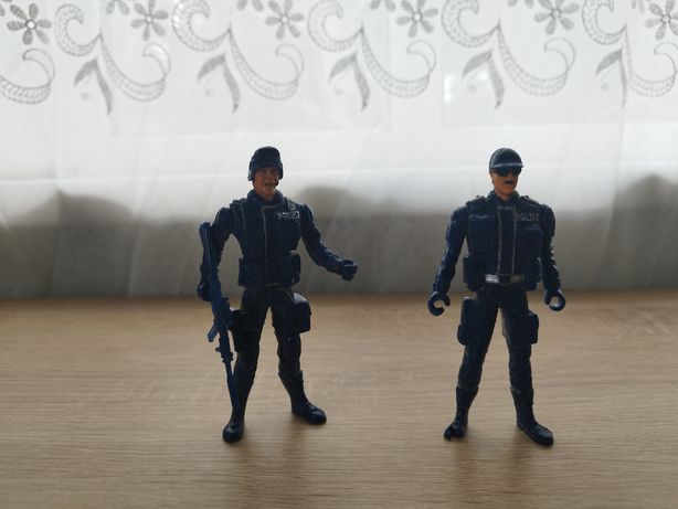 Фігурки поліцейських