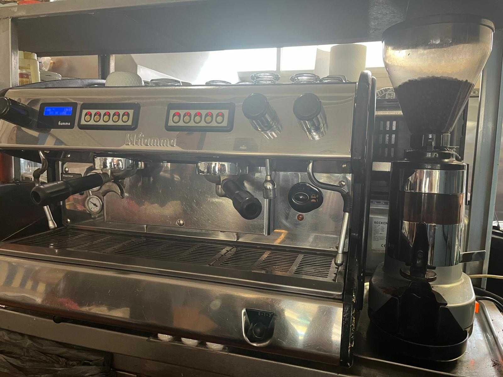 Máquina de café industrial fiamma digital e moinho de café