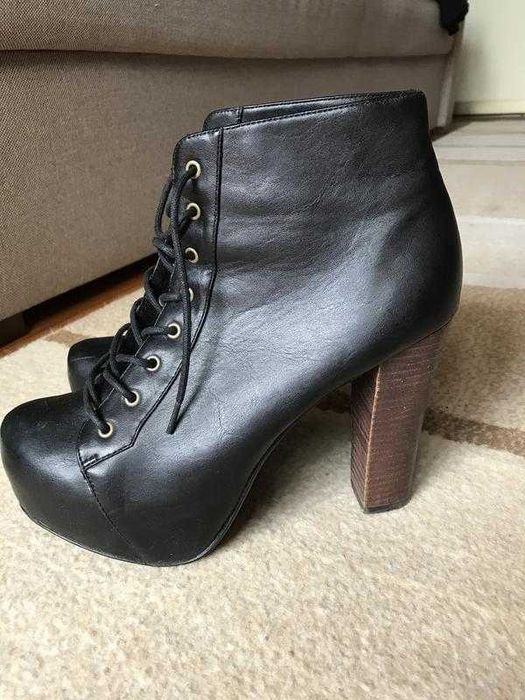 Ботільйони шкірзамінник зі шнурками чорні на каблуку платформа