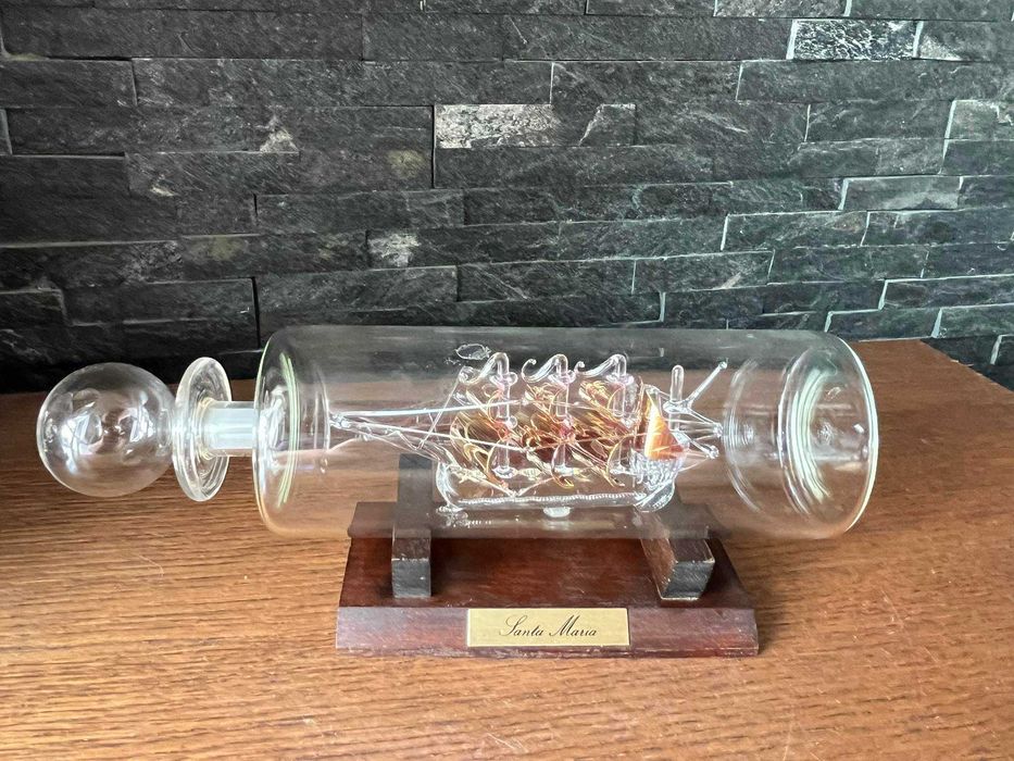 Statek żaglowiec kruche szkło w butelce na drewnie Santa Maria