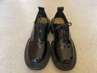 Błyszczące czarne skórzane buty damskie