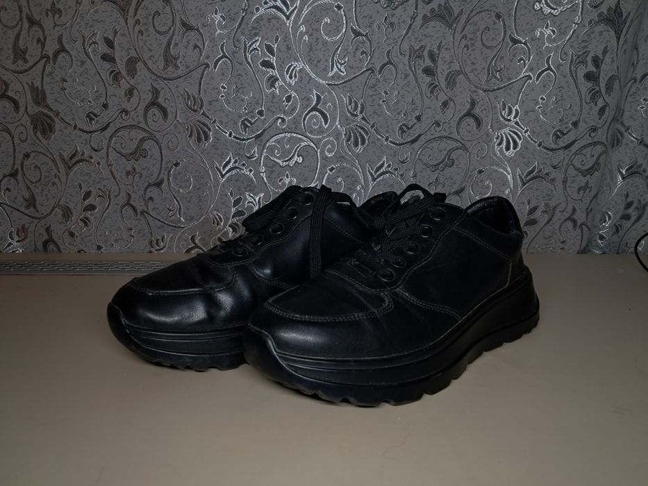 Шкіряні кросівки чорні
Розмір 40 (25 см по устілці).
Матеріал —
