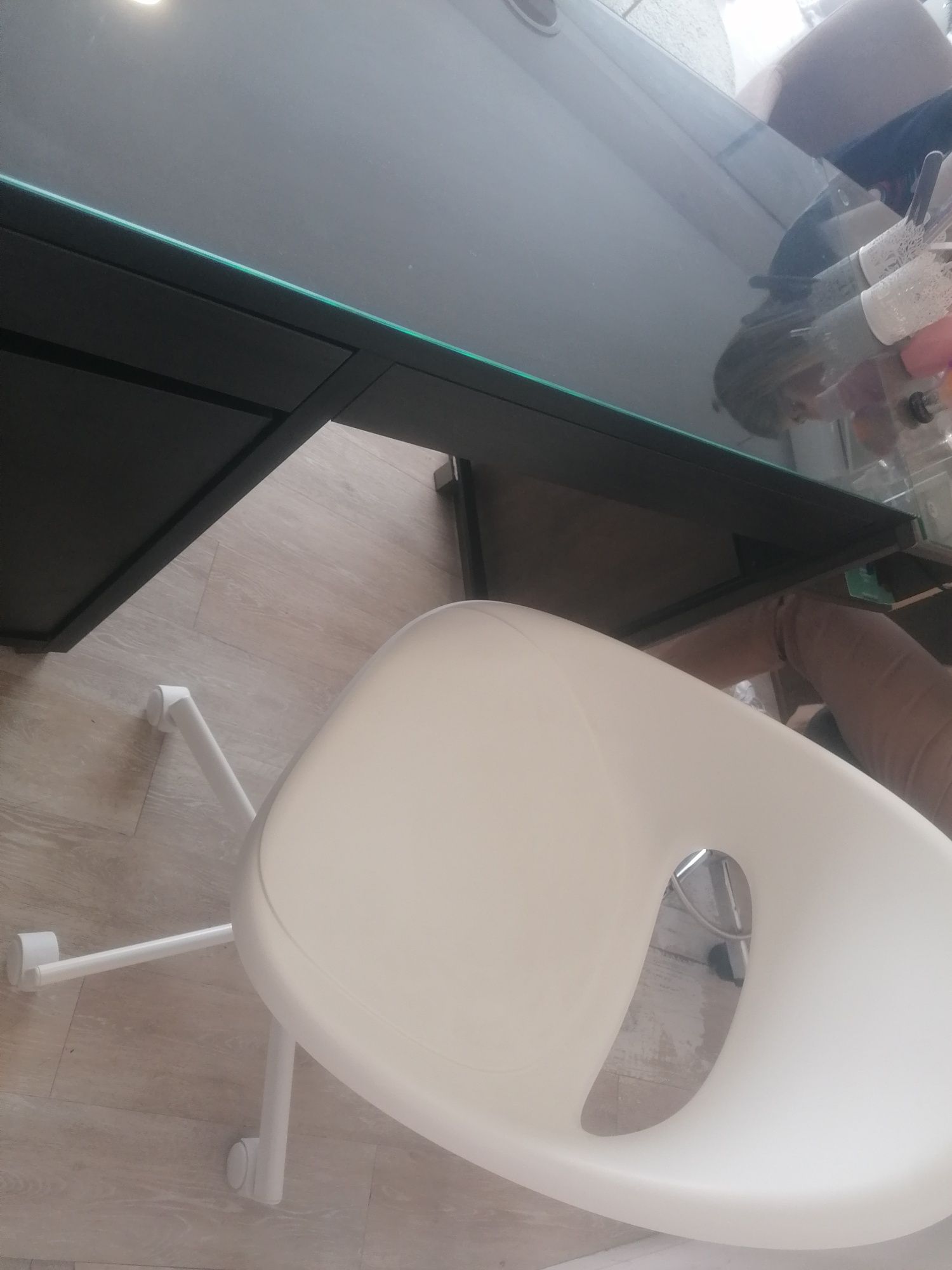 Secretaria com cadeira