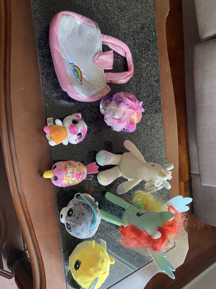 Varios peluches alguns ainda com as etiquetas valor dr todos