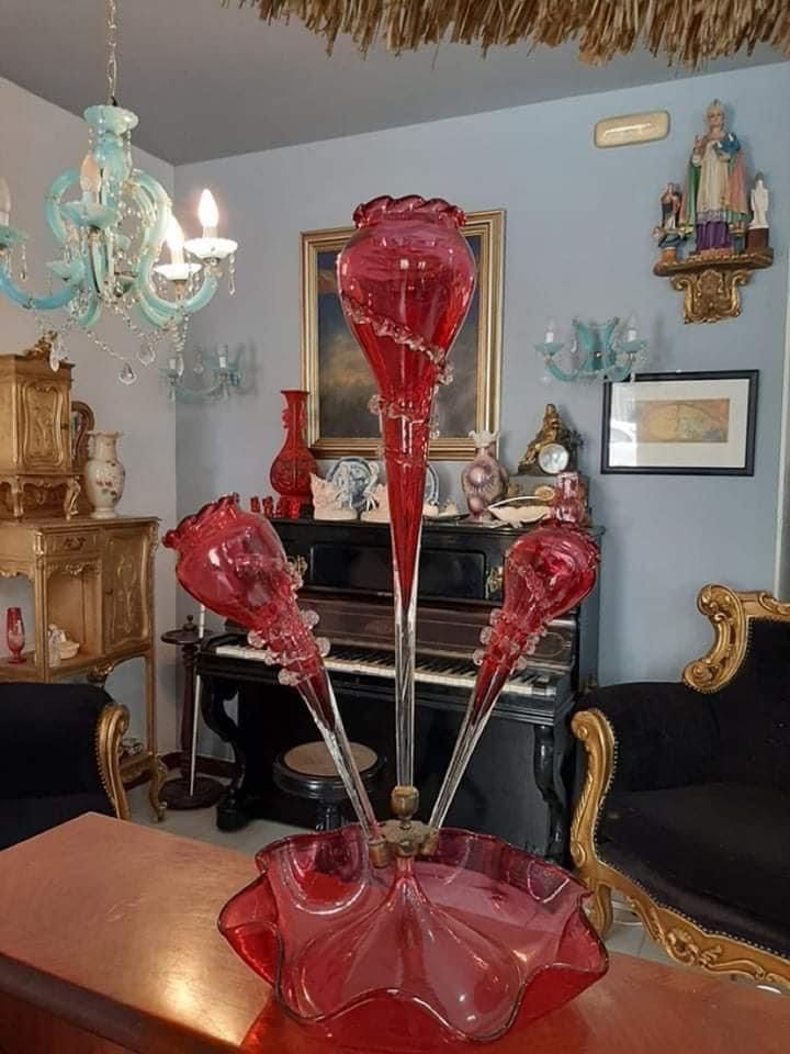 Maravilhoso Epergne/ floreira vitoriano em vidro cranberry. Tem de alt