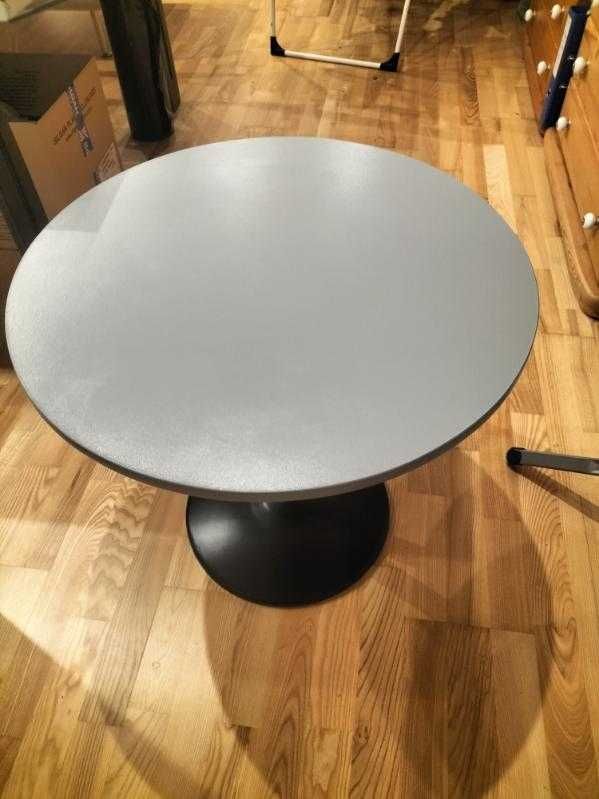Okrągły stolik w kolorze szaro-czarnym
