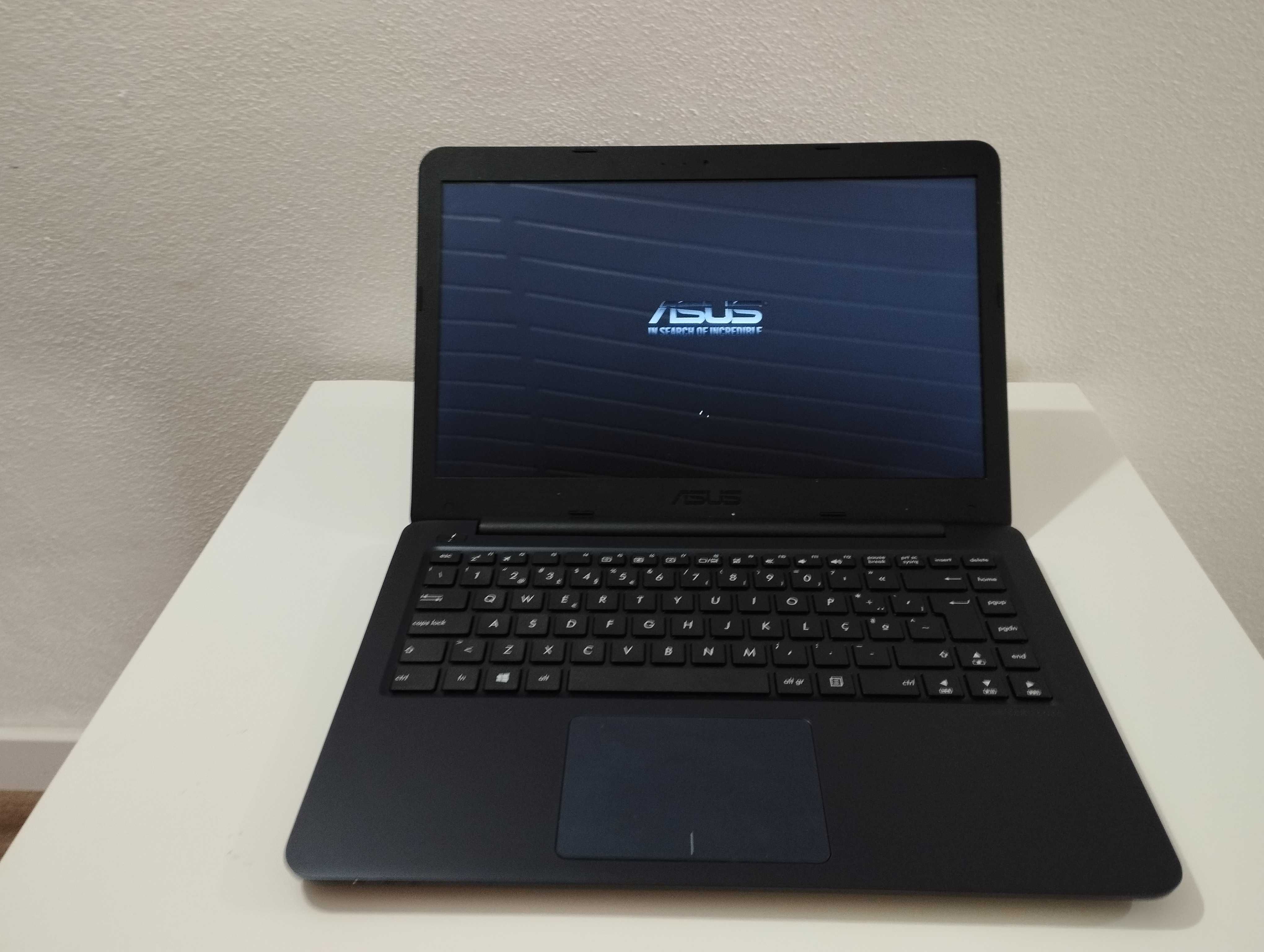 Portátil Asus E402W