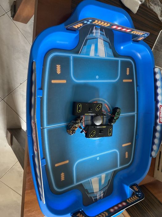 Vendo carros que jogam a bola