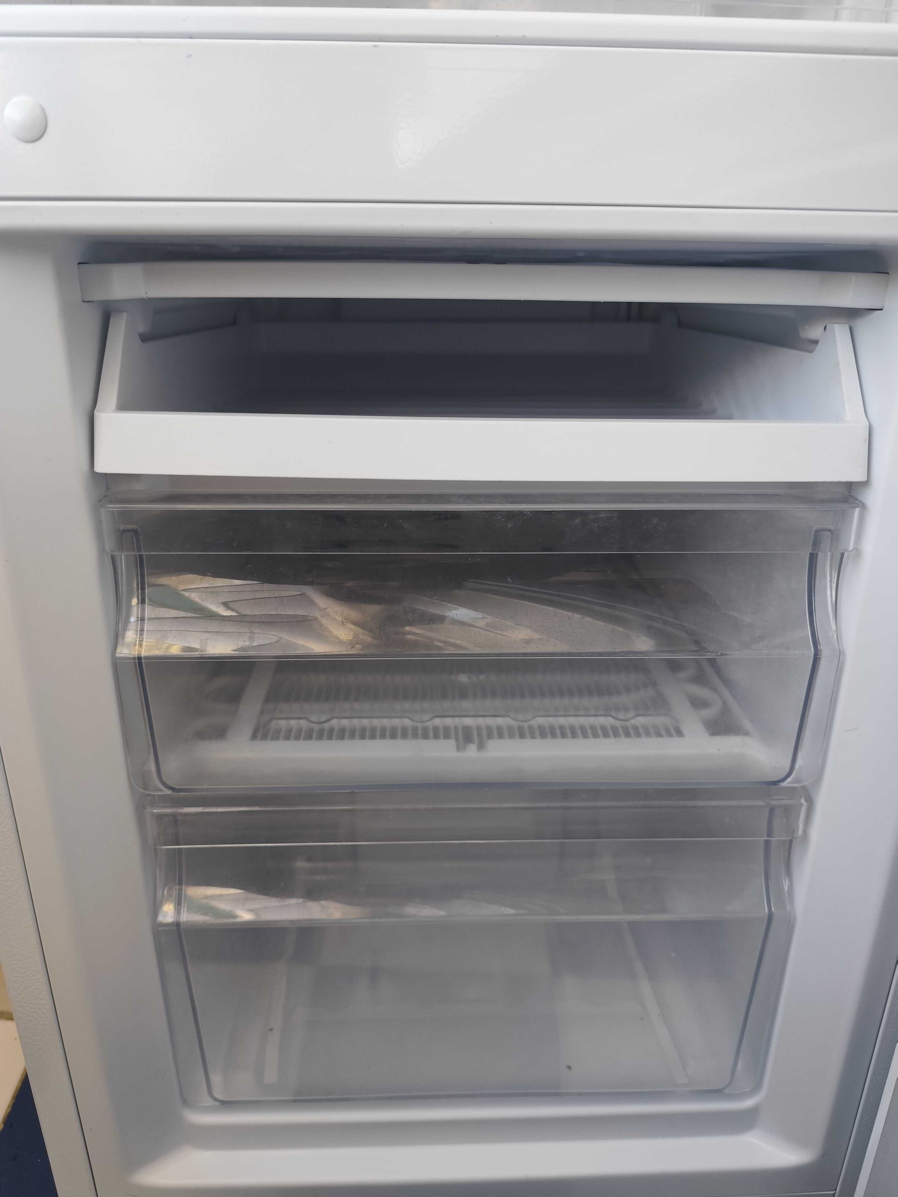Frigorífico com Congelador Kunft à Venda – Ainda com Garantia