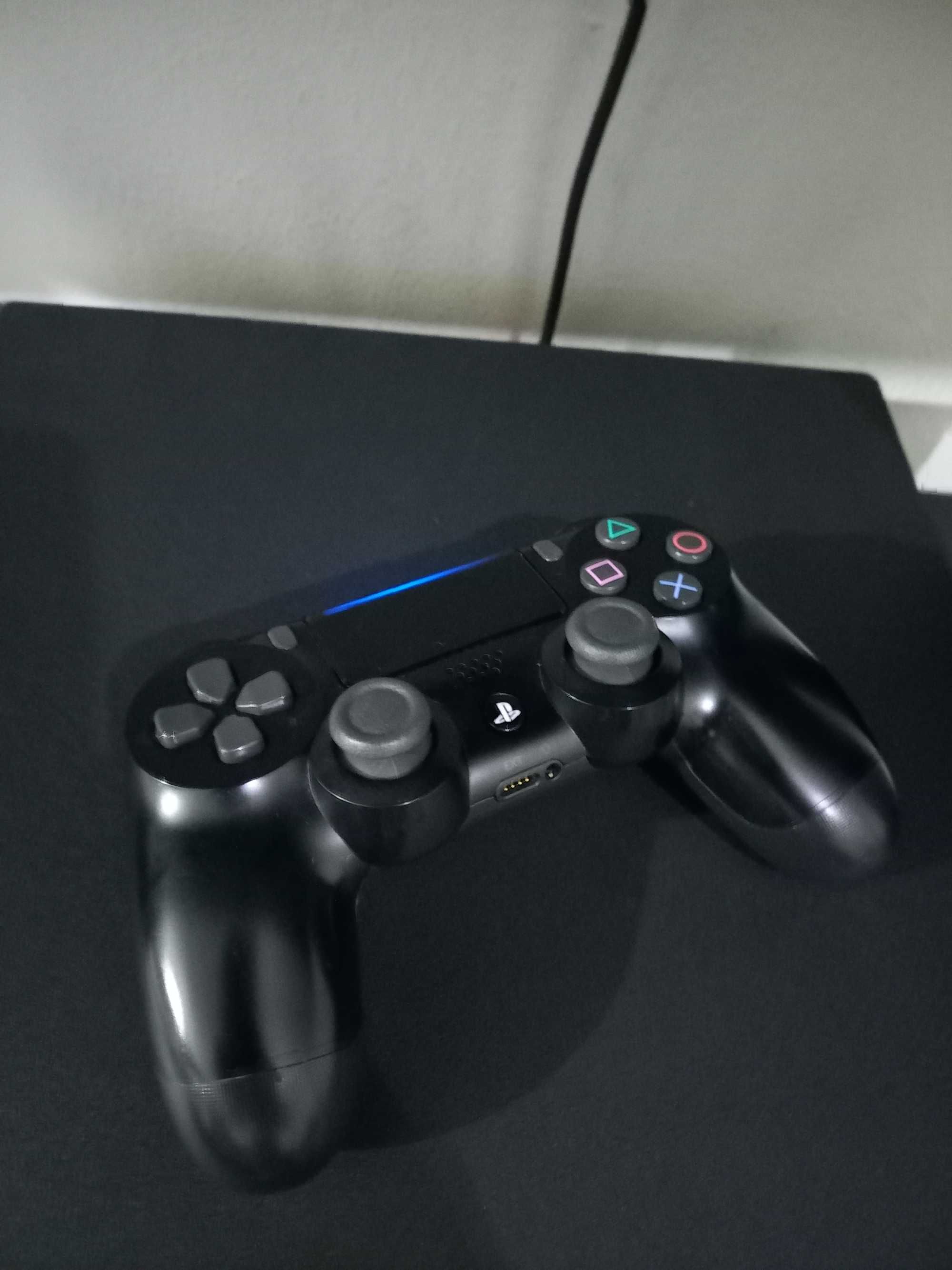 Ps4 Pro como nova com 1 comando e 3 jogos!