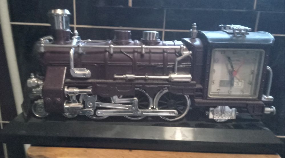 Продаються два годинники