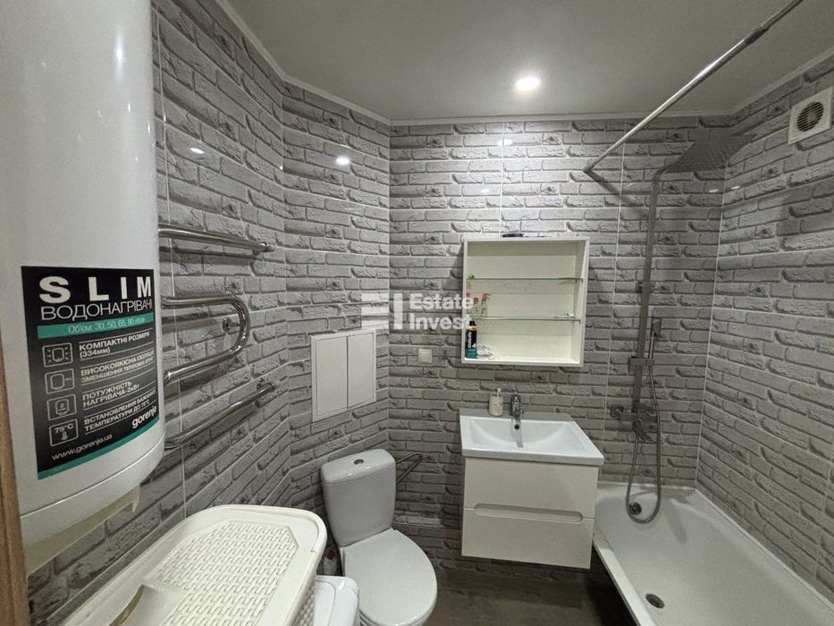 У продажу 4 кімн.кв.за адресою вул. Амосова,13.