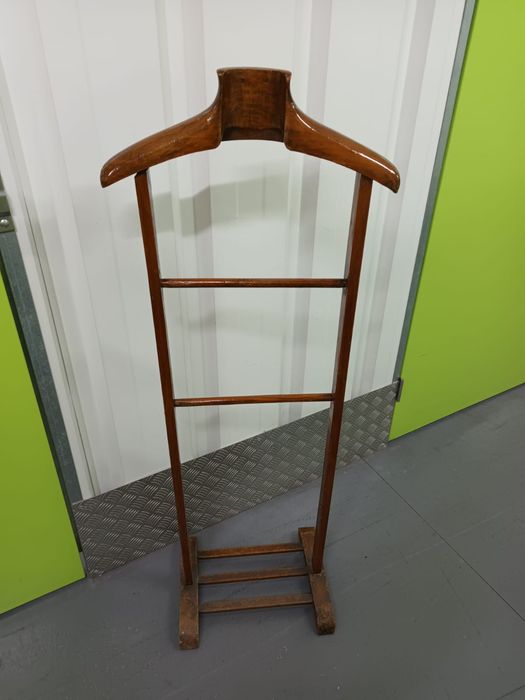 Cabide de Pé Antigo em Madeira. Estilo Vintage