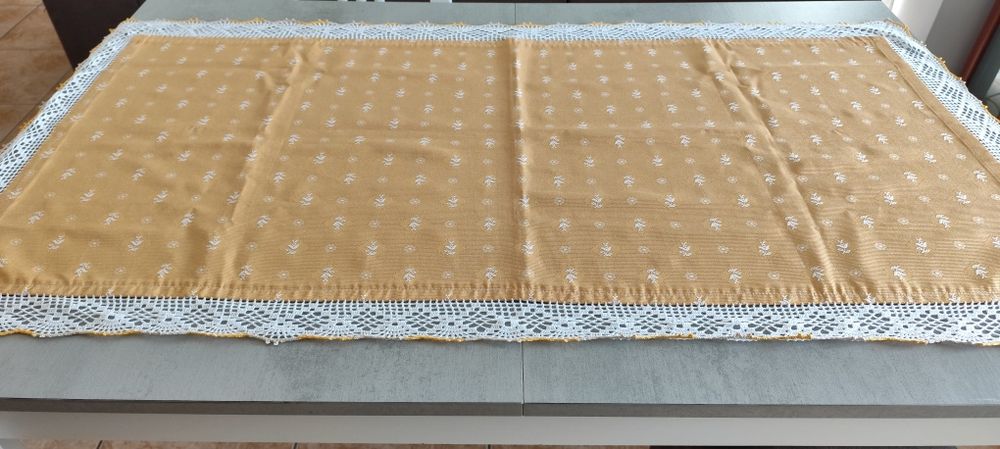 Toalha de Mesa com Crochê Feito à Mão