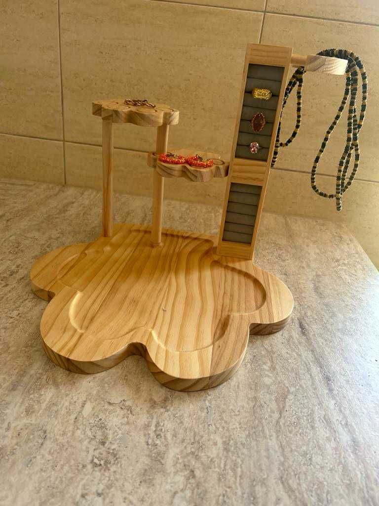 Drewniany organizer na biżuterię w kształcie kota – handmade